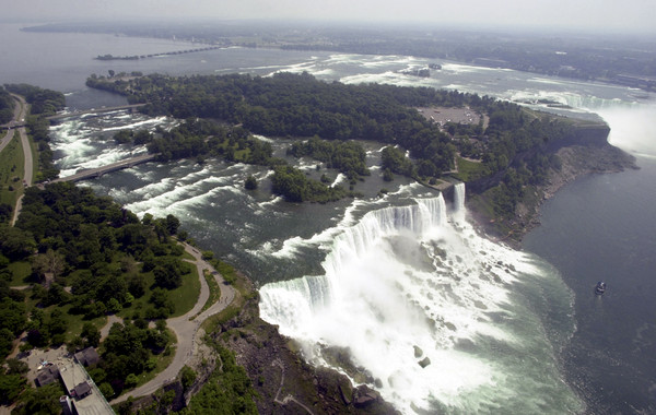 ▲▼尼加拉瓜大瀑布（Niagara Falls）流出惡臭汙水，議員要求廢水處理高層下台負責。（圖／達志影像／美聯社）