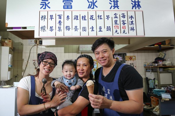 永富冰淇淋現已傳承至第三代，家族成員向心力強，連第四代一起入鏡。