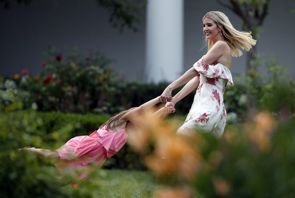 ▲▼伊凡卡(Ivanka Trump)與女兒在白宮有名的「玫瑰花園」(Rose Garden)玩樂。（圖／達志影像／美聯社）