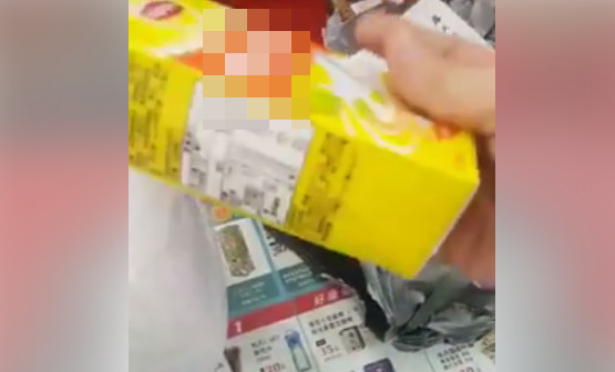 花1萬3000元網購手機　結果裡面只有一罐奶茶...（圖／翻攝自爆料公社）