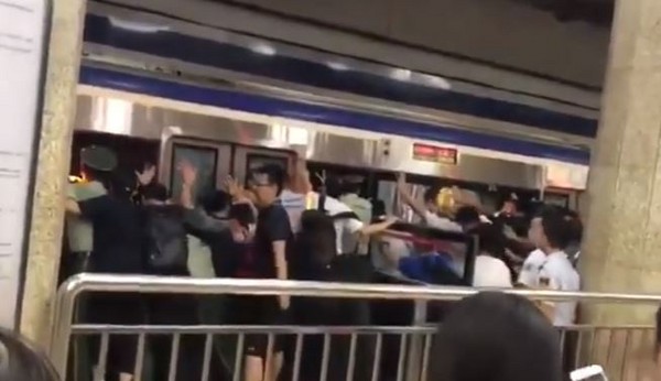 ▲▼北京推地鐵救人。（圖／翻攝自YouTube／梨视频）