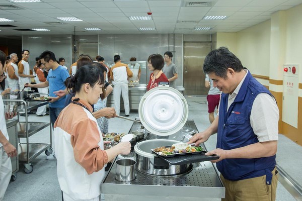 陳裕賢（右）不惜重金規畫員工餐廳，菜色上要求配菜師兼顧員工營養和健康。