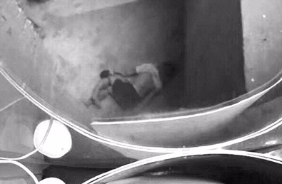 ▲▼ 浙江一名男童對著電梯控制主板尿尿，導致電梯故障停滯，他自己摔到電梯井裡。（圖／取自《都市快報》）