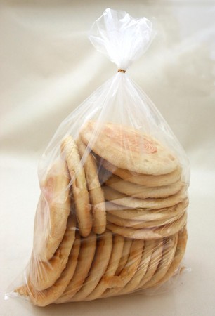 古早味包裝的酥餅，外皮層次不分明，容易產生硬塊，被師傅們戲稱飛碟餅，圖為5斤袋裝（裕珍馨提供）。
