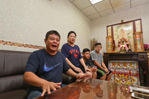 蔡日騰回憶昔日在工地遭遇的種種奇遇，一旁的妻小聽到嚇得目瞪口呆。