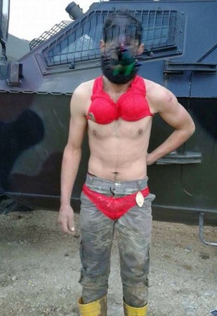 ▲土耳其近日傳出有士兵逼迫敘利亞難民穿上女用性感內衣拍照，還將照片上傳到網路上炫耀。（圖／翻攝自Ahmad Alkhatib推特）