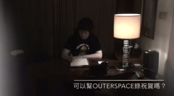 阿信畫畫祝福廖人帥品牌10周年。（圖／翻攝自　Outerspace臉書）