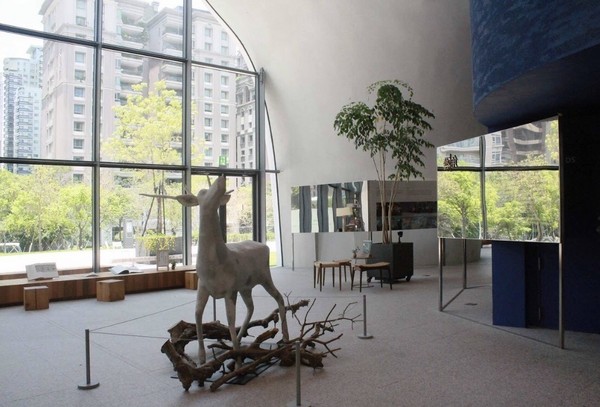 ▲▼ 陸府藝角正展出台灣藝術家邱承宏的作品展，圖中名為「九色鹿」。（圖／業者提供）