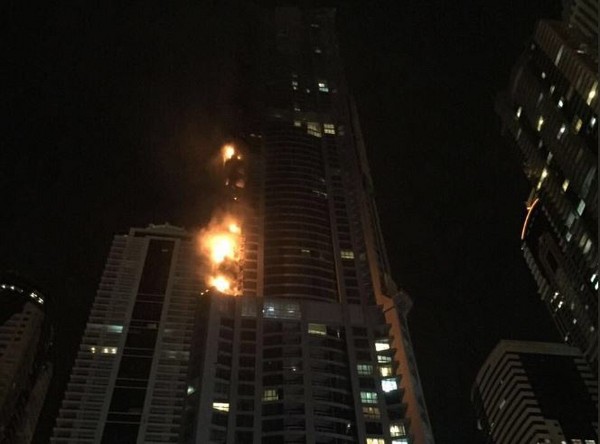 ▲▼杜拜火炬塔大火。（圖／翻攝自推特／Dubai Media Office）