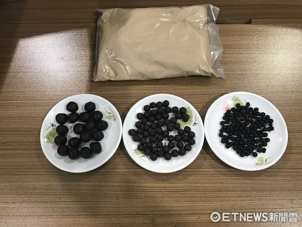 ▲查獲中藥類之偽藥產品，均為民間以訛傳訛治療酸痛及咳嗽之偏方，民眾服錯藥物，輕者恐延誤病情，重則有生命危險。（圖／記者林悅翻攝）