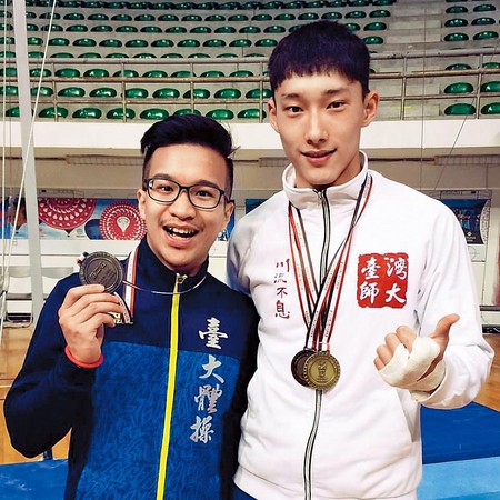 唐綸（右）對體操很有興趣，大學才加入苦練，曾獲得全大運獎牌。（唐綸提供）