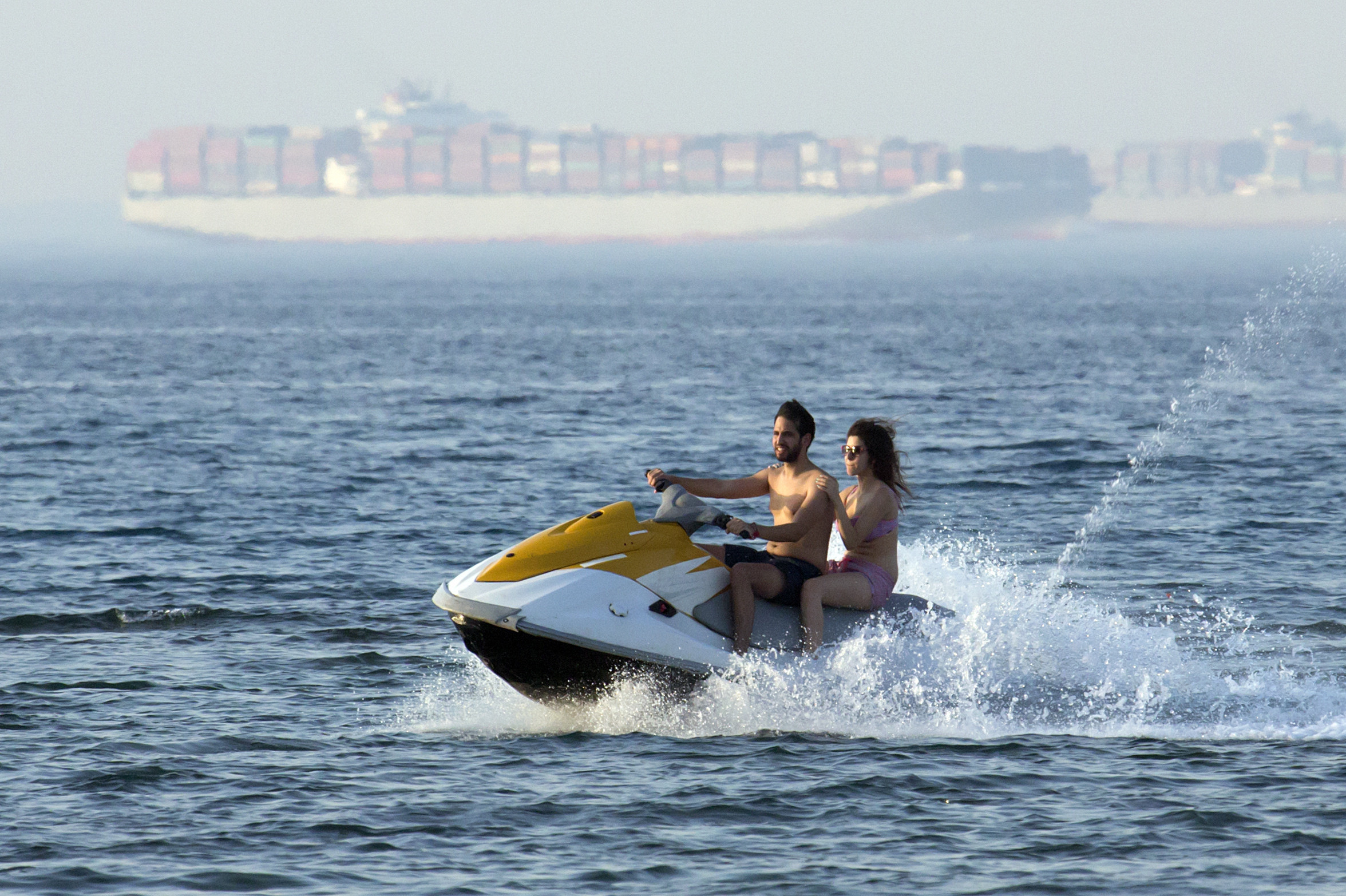 ▲▼一對男女在紅海北端的蘇伊士灣騎乘水上摩托車。（圖／達志影像／美聯社）