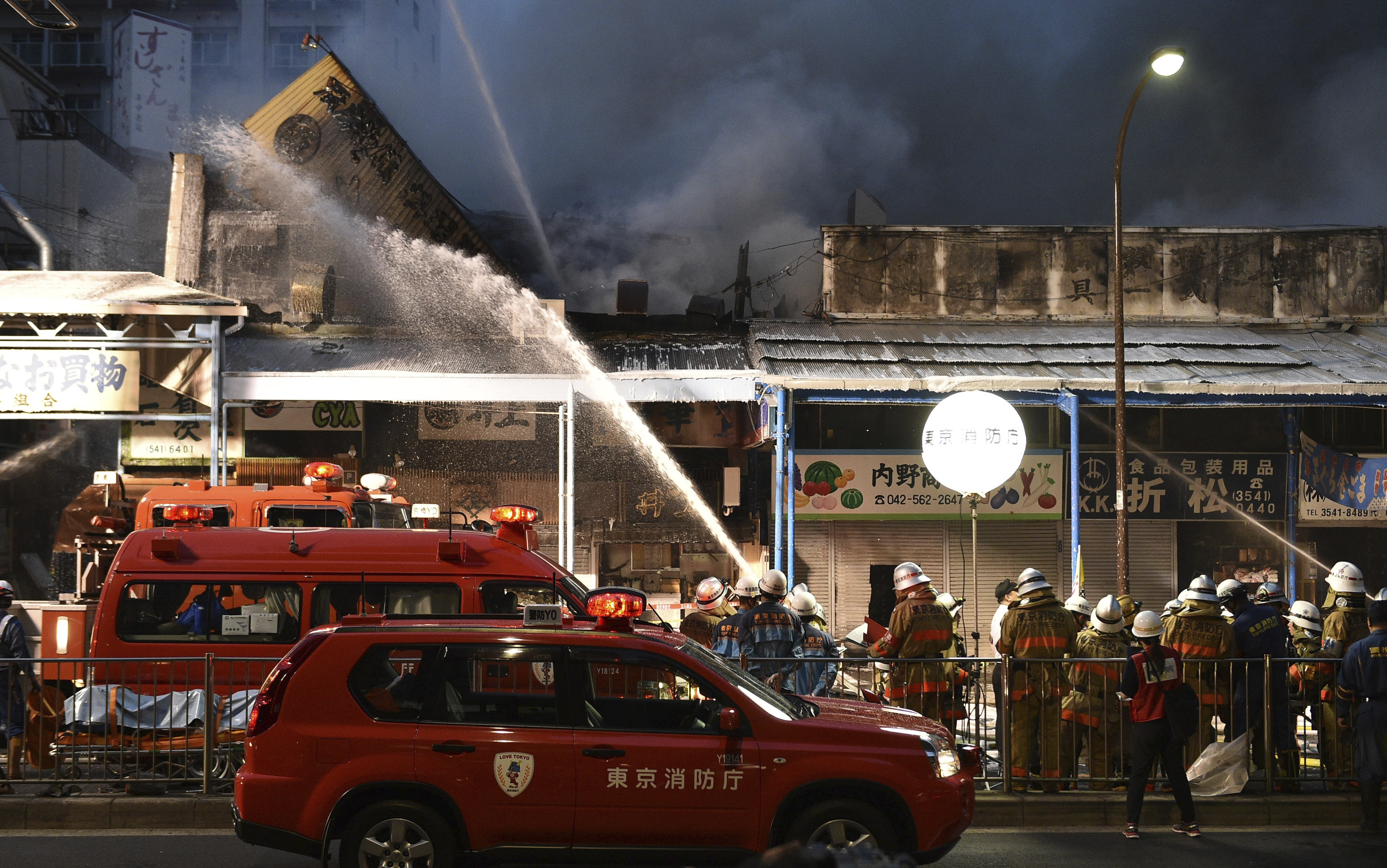 ▲日本東京築地市場的場外市場商店街發生火災。（圖／達志影像／美聯社）
