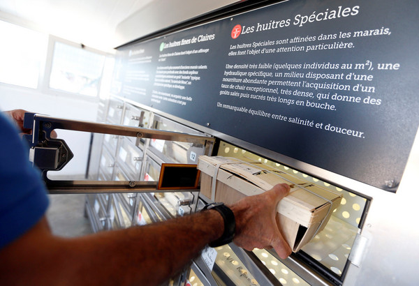 ▲▼養育生蠔30年的貝特洛，在法國雷島設立了24小時的「生蠔販賣機」。（圖／路透社）