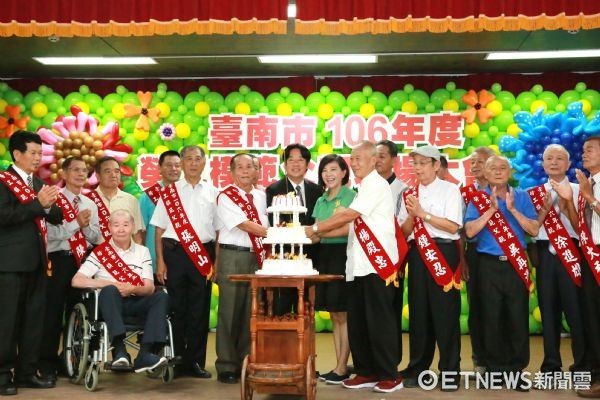 ▲台南市政府辦理「台南市106年勞工模範父親」表揚大會，賴清德市長親自頒獎，並與所有在場的父親們一同切蛋糕慶祝父親節，場面溫馨熱鬧。（圖／市府提供）
