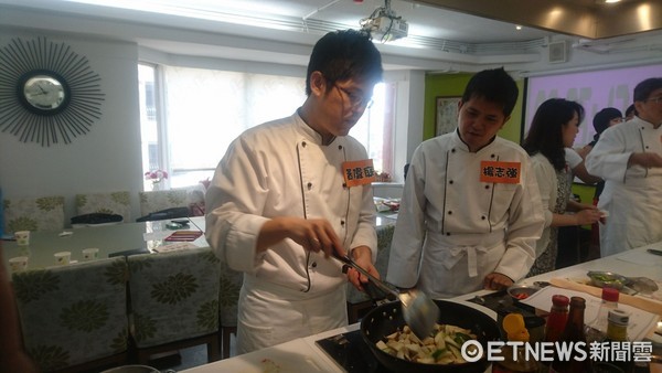 視網膜母細胞瘤病童爸爸黃偉庭。（圖／記者嚴云岑攝）