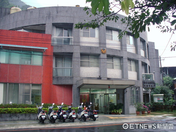 ▲民進黨竊案,疑似趙準基的女友目前在新店烏來分駐所接受偵訊。(圖/翻攝自新北市警局官網)