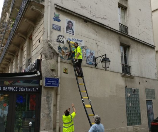 ▲▼巴黎小蜜蜂街頭藝術 遭假市府人員鏟走             。（圖／翻攝自TWITTER／Pierre Ropert）