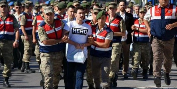 ▲▼ 超過20名穿著類似「英雄」T恤的土耳其民眾被警方關押。（圖／翻攝自推特@MarcRijnbeek／）