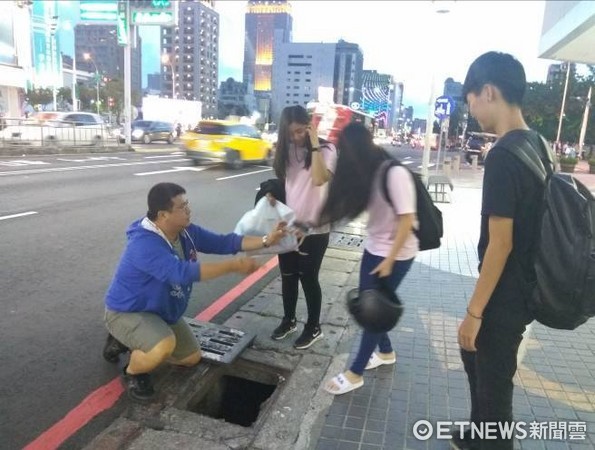 女高中生IPhone不小心掉進水溝　2警聯手搬蓋撈回來。（圖／記者謝侑霖翻攝）