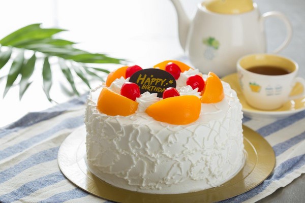 「鮮奶油水蜜桃蛋糕」外型樸實，是少了厚重奶油的小清新。（6吋530元／個）