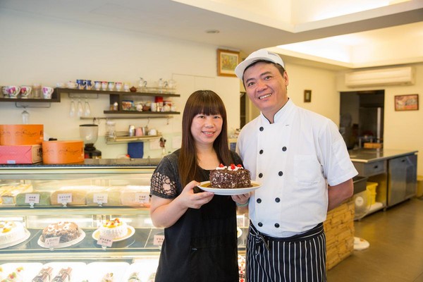 老闆劉明祥與妻子林配清以減糖卻不失風味的鮮奶油蛋糕擄獲在地客人的心。