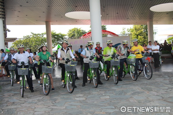 ▲台南市長賴清德與市民一起分享T-Bike成長的喜悅，並再次重申打造台南市為一個低碳城市的願景。。（圖／交通局提供）