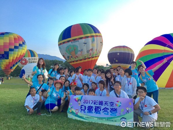 台灣國際熱氣球嘉年華活動的最後一天，特別邀請家扶中心的40位大小朋友搭乘繫留體驗。（圖／台東縣政府提供）