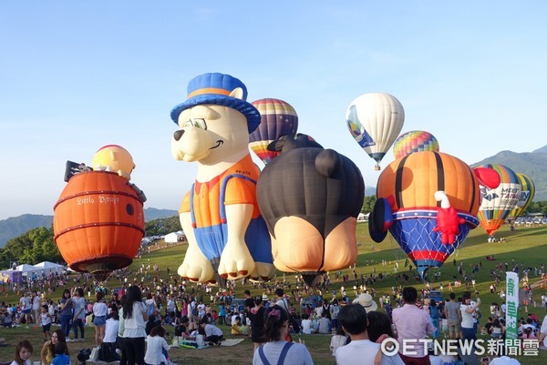 台灣國際熱氣球嘉年華活動的最後一天，特別邀請家扶中心的40位大小朋友搭乘繫留體驗。（圖／台東縣政府提供）