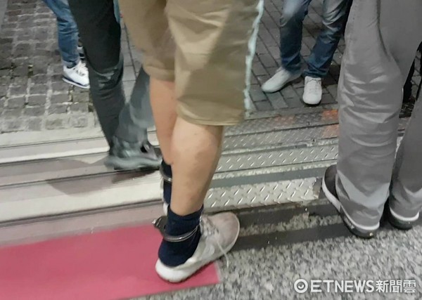▲趙準基被移送台北地檢署複訊，他的雙腳在逃離警方追趕時有多數擦傷，移送時，下個樓梯便哀號。（圖／記者楊佩琪攝）