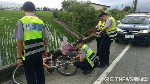 台東關山老農在田裡工作中暑倒臥路邊，關山警察分局警員趕赴現場護送返家休息。（圖／台東縣警察局提供）