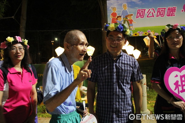 台東縣政府於台東市鐵花村人行步道，舉辦祖父母節快閃表演活動。（圖／台東縣政府提供）