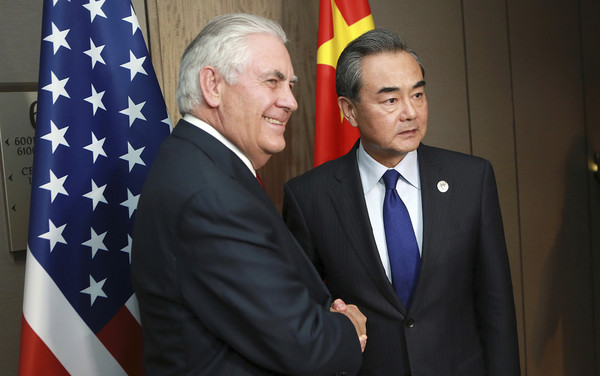 美國國務卿蒂勒森（Rex Tillerson）與中國外交部長王毅。（圖／美聯社）