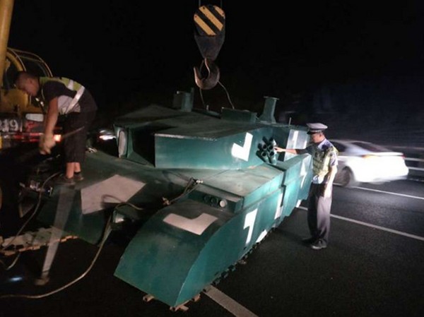 ▲▼一輛模型坦克橫臥杭州的高速公路上，還佔據三車道。（圖／翻攝自澎湃新聞）