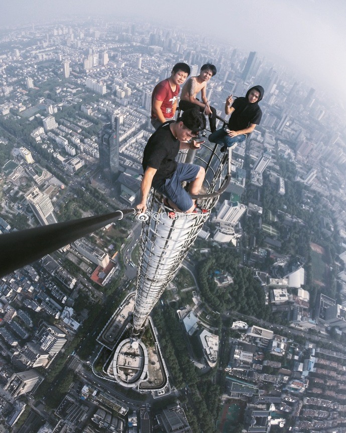 ▲▼4名年輕人爬上南京紫峰大廈自拍。（圖／取自微博「Charlie_7U」）