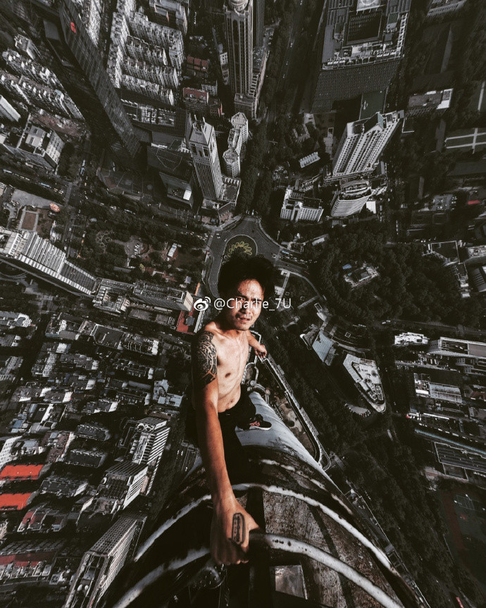▲▼4名年輕人爬上南京紫峰大廈自拍。（圖／取自微博「Charlie_7U」）