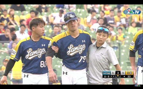 ▲林智平被強襲球打傷。（圖／CPBL TV）