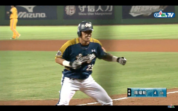 ▲陽耀勳開轟慶祝動作。（圖／CPBL TV）