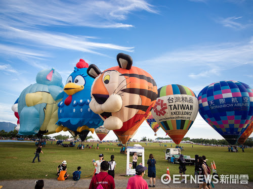 熱氣球嘉年華今年最後一場光雕音樂會回到鹿野高台完成閉幕。統計遊客近48萬人次，觀光產值高達9.6億。（圖／台東縣政府提供）