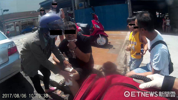 嘉義精忠市場2機車相撞 騎士撞飛相隔10公尺多處擦傷 。(圖/記者謝侑霖翻攝)