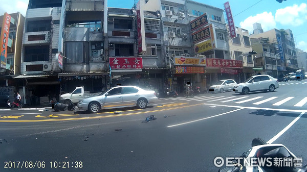嘉義精忠市場2機車相撞 騎士撞飛相隔10公尺多處擦傷 。(圖/記者謝侑霖翻攝)