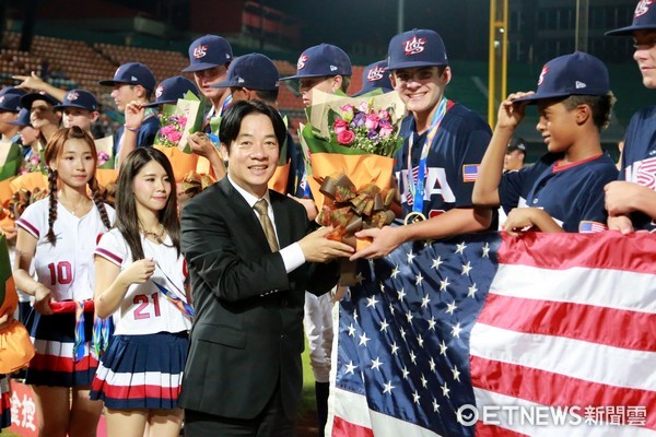 ▲台南市長賴清德頒發冠軍獎牌給美國隊。（圖／市府提供）