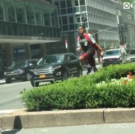 ▲瘋狂球迷狂奔，得到普伊格簽名球。（圖／翻攝Instagram）