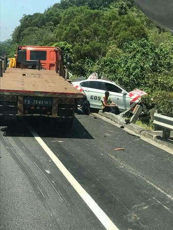 快訊／戒護拋錨車遭拖板車推撞！　一員警受困車內重傷車尾凹陷（圖／翻攝自聯結車 大貨車 大客車 拉拉隊 運輸業 照片影片資訊分享團）