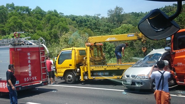 快訊／戒護拋錨車遭拖板車推撞！　一員警受困車內重傷車尾凹陷（圖／翻攝自聯結車 大貨車 大客車 拉拉隊 運輸業 照片影片資訊分享團）