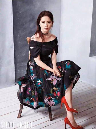 神仙姐姐劉亦菲，為時尚雜誌《時裝LOFFICIEL》拍照時，穿著COVEN GARDEN 2017夏季系列，黑色落肩上衣搭配黑底透紗花裙，將她的古典幽靜氣質，襯得更加迷人。（圖翻攝自微博）