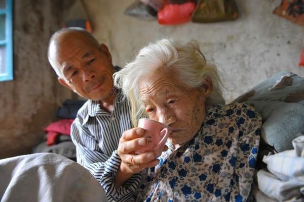 ▲65歲的王洪亮天天照料104歲的老母親。（圖／翻攝自搜狐）