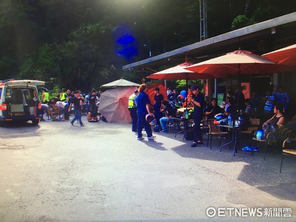 ▲北宜公路一名重機騎士疑似因「翹孤輪」耍帥失控，爆衝撞向路旁露天咖啡廳。（圖／記者林煒傑翻攝）