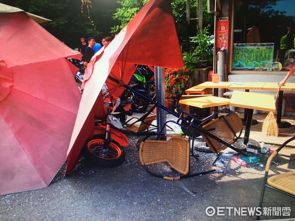 ▲北宜公路一名重機騎士疑似因「翹孤輪」耍帥失控，爆衝撞向路旁露天咖啡廳。（圖／記者林煒傑翻攝）