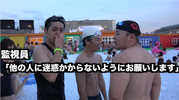 ▲日本Youtuber到夜間泳池認真游泳。（圖／翻攝自6面ステーションYoutuber）